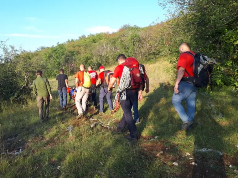 Popodnevni odmor članova HGSS Stanice Gospić jučer je prekinuo poziv za akciju spa&scaron;avanja. Ovog puta radilo se o "planinaru" koji je pao ispod samog vrha Zir s visine od pet metara i pritom zadobio prijelom nadlaktice i nekoliko hematoma.