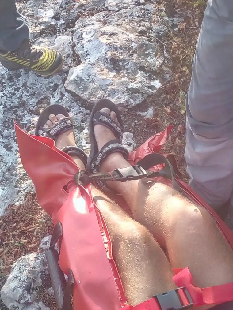 Popodnevni odmor članova HGSS Stanice Gospić jučer je prekinuo poziv za akciju spa&scaron;avanja. Ovog puta radilo se o "planinaru" koji je pao ispod samog vrha Zir s visine od pet metara i pritom zadobio prijelom nadlaktice i nekoliko hematoma.