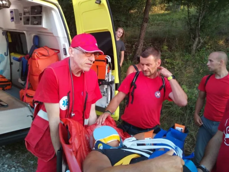 Popodnevni odmor članova HGSS Stanice Gospić jučer je prekinuo poziv za akciju spa&scaron;avanja. Ovog puta radilo se o "planinaru" koji je pao ispod samog vrha Zir s visine od pet metara i pritom zadobio prijelom nadlaktice i nekoliko hematoma.