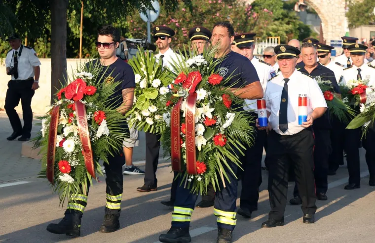 Mimohodom sjećanja u Tisnom je u srijedu predvečer obilježena 11. godišnjica kornatske tragedije u kojoj je život izgubilo 12 vatrogasaca iz Šibenika, Vodica i Tisnog.