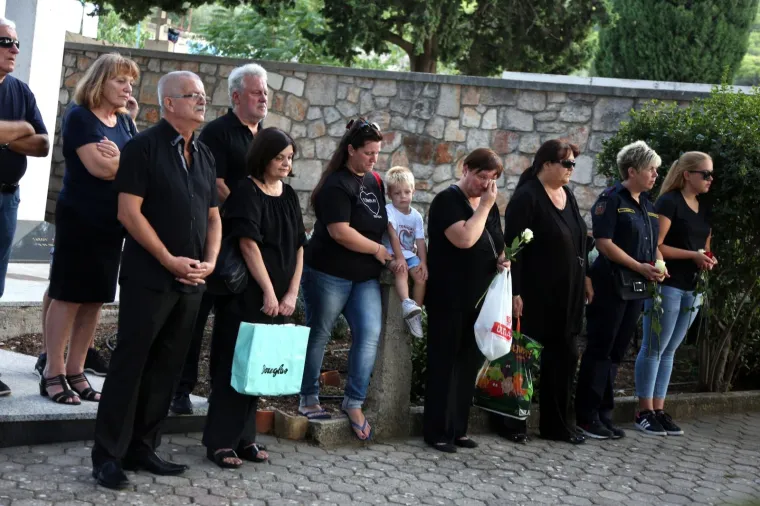 Mimohodom sjećanja u Tisnom je u srijedu predvečer obilježena 11. godišnjica kornatske tragedije u kojoj je život izgubilo 12 vatrogasaca iz Šibenika, Vodica i Tisnog.