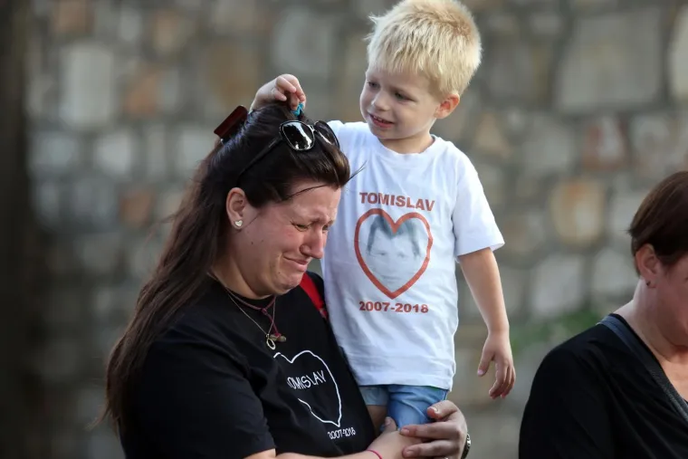 Mimohodom sjećanja u Tisnom je u srijedu predvečer obilježena 11. godišnjica kornatske tragedije u kojoj je život izgubilo 12 vatrogasaca iz Šibenika, Vodica i Tisnog.