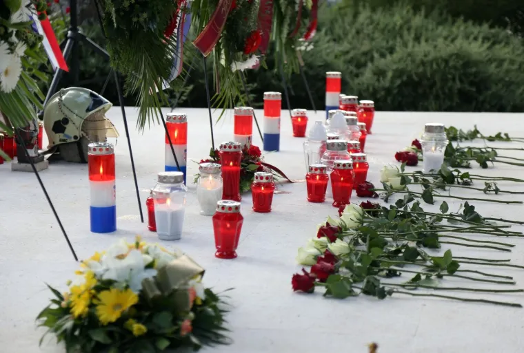 Mimohodom sjećanja u Tisnom je u srijedu predvečer obilježena 11. godišnjica kornatske tragedije u kojoj je život izgubilo 12 vatrogasaca iz Šibenika, Vodica i Tisnog.