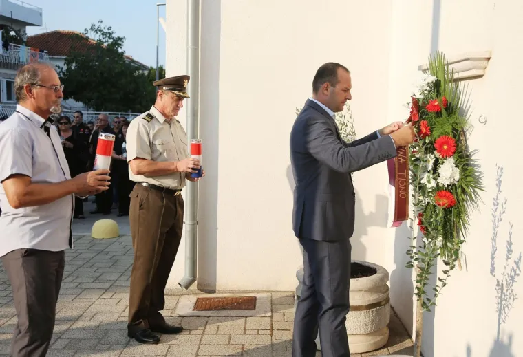 Mimohodom sjećanja u Tisnom je u srijedu predvečer obilježena 11. godišnjica kornatske tragedije u kojoj je život izgubilo 12 vatrogasaca iz Šibenika, Vodica i Tisnog.