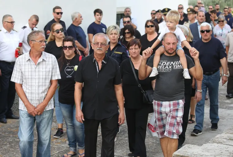 Mimohodom sjećanja u Tisnom je u srijedu predvečer obilježena 11. godišnjica kornatske tragedije u kojoj je život izgubilo 12 vatrogasaca iz Šibenika, Vodica i Tisnog.