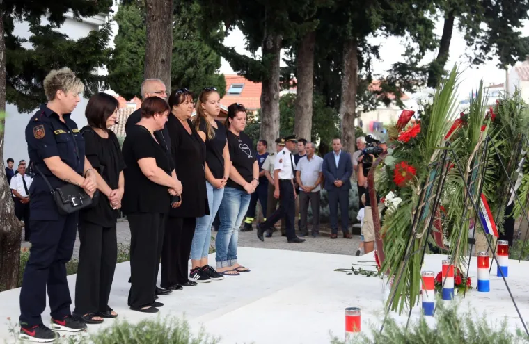 Mimohodom sjećanja u Tisnom je u srijedu predvečer obilježena 11. godi&scaron;njica kornatske tragedije u kojoj je život izgubilo 12 vatrogasaca iz &Scaron;ibenika, Vodica i Tisnog.