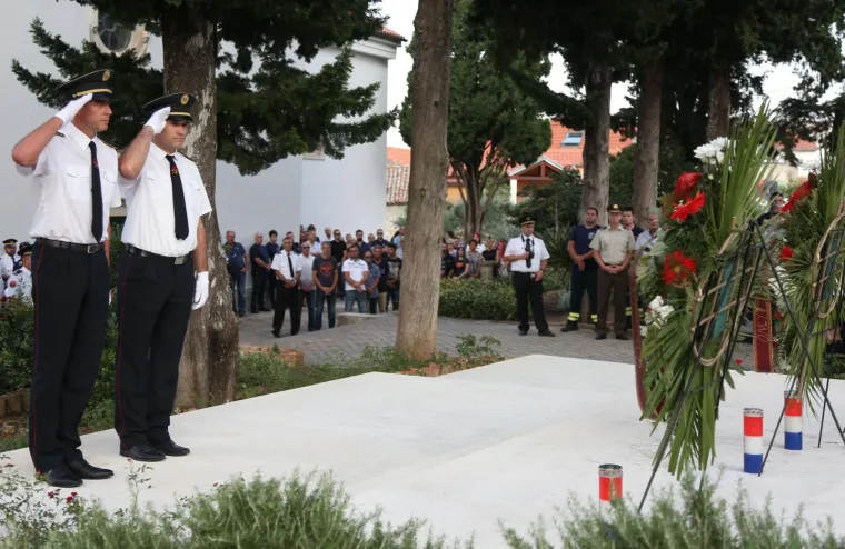 Mimohodom sjećanja u Tisnom je u srijedu predvečer obilježena 11. godi&scaron;njica kornatske tragedije u kojoj je život izgubilo 12 vatrogasaca iz &Scaron;ibenika, Vodica i Tisnog.