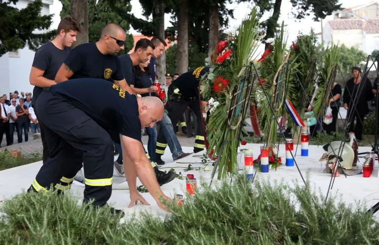 Mimohodom sjećanja u Tisnom je u srijedu predvečer obilježena 11. godi&scaron;njica kornatske tragedije u kojoj je život izgubilo 12 vatrogasaca iz &Scaron;ibenika, Vodica i Tisnog.