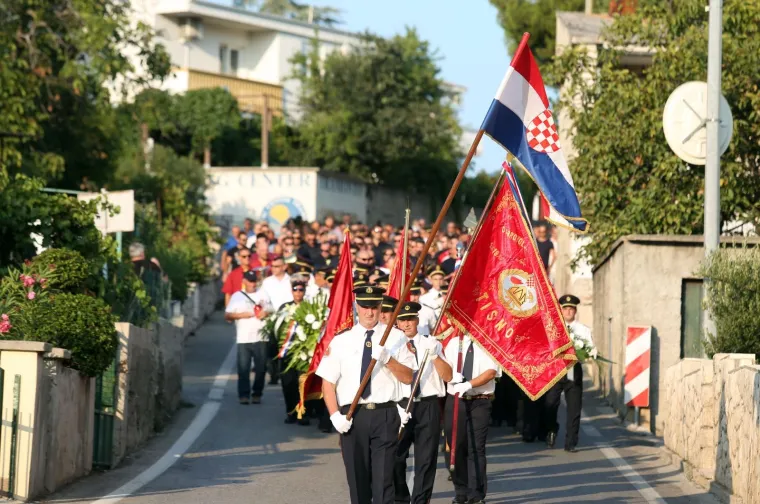 Mimohodom sjećanja u Tisnom je u srijedu predvečer obilježena 11. godi&scaron;njica kornatske tragedije u kojoj je život izgubilo 12 vatrogasaca iz &Scaron;ibenika, Vodica i Tisnog.