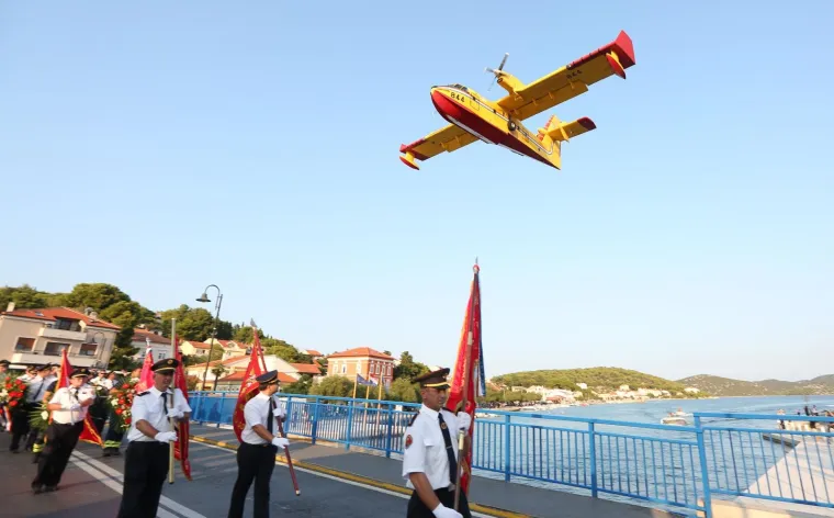 Mimohodom sjećanja u Tisnom je u srijedu predvečer obilježena 11. godi&scaron;njica kornatske tragedije u kojoj je život izgubilo 12 vatrogasaca iz &Scaron;ibenika, Vodica i Tisnog.