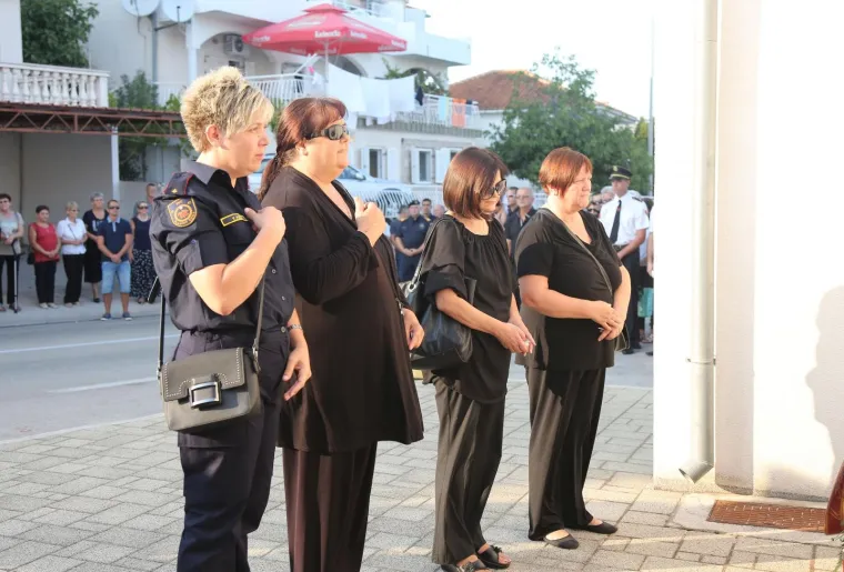 Mimohodom sjećanja u Tisnom je u srijedu predvečer obilježena 11. godi&scaron;njica kornatske tragedije u kojoj je život izgubilo 12 vatrogasaca iz &Scaron;ibenika, Vodica i Tisnog.