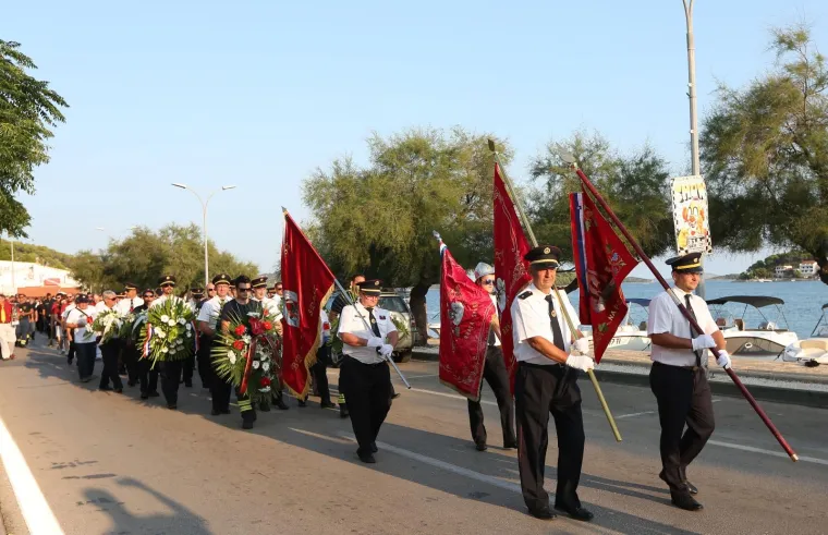 Mimohodom sjećanja u Tisnom je u srijedu predvečer obilježena 11. godi&scaron;njica kornatske tragedije u kojoj je život izgubilo 12 vatrogasaca iz &Scaron;ibenika, Vodica i Tisnog.