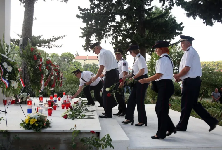 Mimohodom sjećanja u Tisnom je u srijedu predvečer obilježena 11. godi&scaron;njica kornatske tragedije u kojoj je život izgubilo 12 vatrogasaca iz &Scaron;ibenika, Vodica i Tisnog.