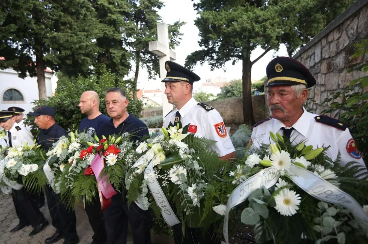 Mimohodom sjećanja u Tisnom je u srijedu predvečer obilježena 11. godi&scaron;njica kornatske tragedije u kojoj je život izgubilo 12 vatrogasaca iz &Scaron;ibenika, Vodica i Tisnog.