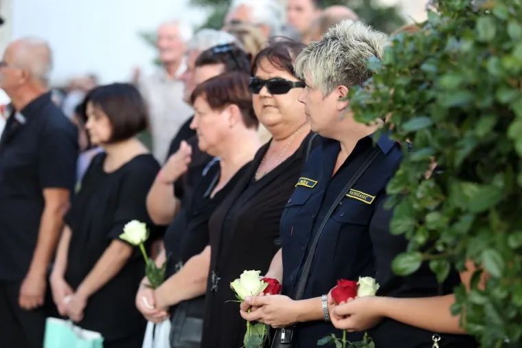 Mimohodom sjećanja u Tisnom je u srijedu predvečer obilježena 11. godi&scaron;njica kornatske tragedije u kojoj je život izgubilo 12 vatrogasaca iz &Scaron;ibenika, Vodica i Tisnog.