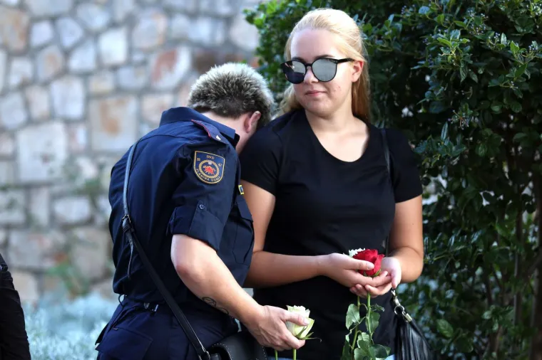 Mimohodom sjećanja u Tisnom je u srijedu predvečer obilježena 11. godi&scaron;njica kornatske tragedije u kojoj je život izgubilo 12 vatrogasaca iz &Scaron;ibenika, Vodica i Tisnog.