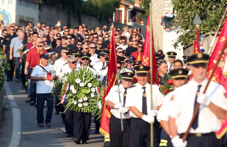 Mimohodom sjećanja u Tisnom je u srijedu predvečer obilježena 11. godi&scaron;njica kornatske tragedije u kojoj je život izgubilo 12 vatrogasaca iz &Scaron;ibenika, Vodica i Tisnog.