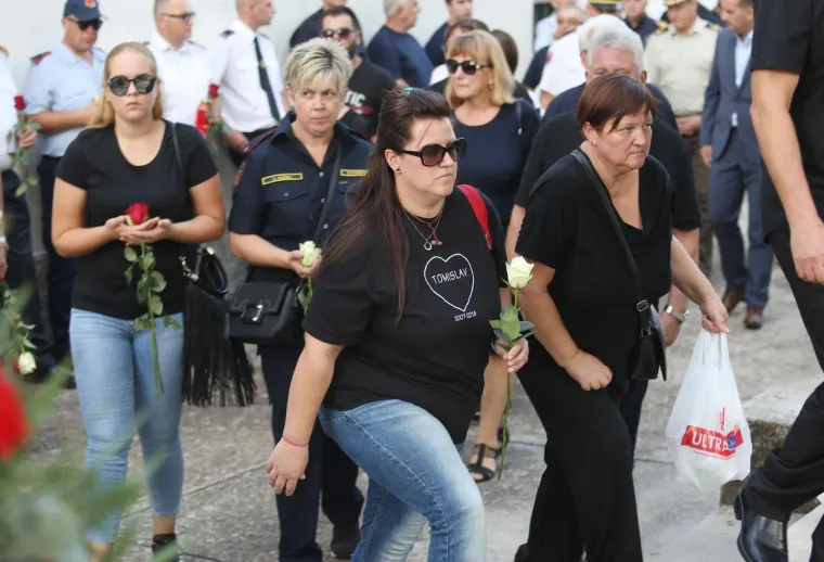 Mimohodom sjećanja u Tisnom je u srijedu predvečer obilježena 11. godi&scaron;njica kornatske tragedije u kojoj je život izgubilo 12 vatrogasaca iz &Scaron;ibenika, Vodica i Tisnog.