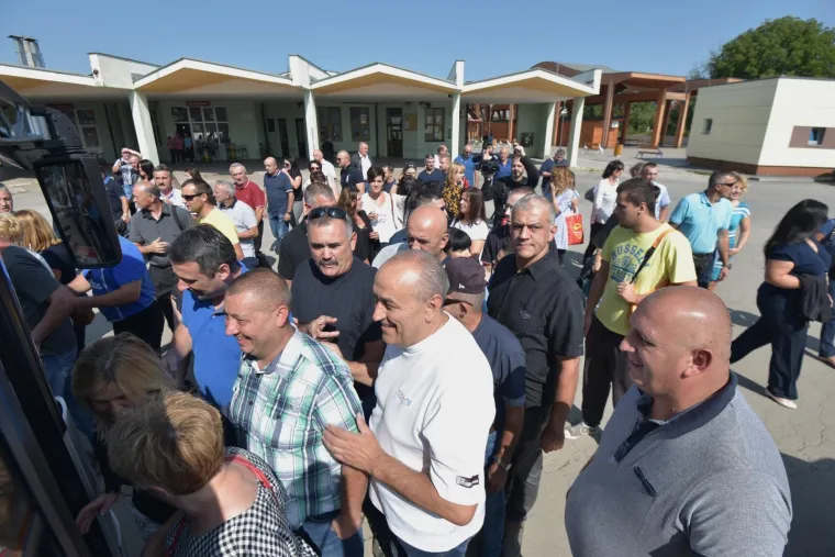 Lički HDZ-ovci, prista&scaron;e Darka Milinovića, u četiri autobusa dolaze u Zagreb u sredi&scaron;njicu HDZ-a, gdje očekuju da ih poslijepodne primi vrh stranke.