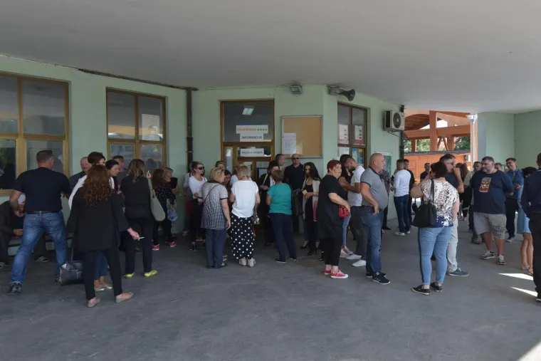 Lički HDZ-ovci, prista&scaron;e Darka Milinovića, u četiri autobusa dolaze u Zagreb u sredi&scaron;njicu HDZ-a, gdje očekuju da ih poslijepodne primi vrh stranke.