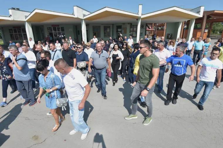 Lički HDZ-ovci, prista&scaron;e Darka Milinovića, u četiri autobusa dolaze u Zagreb u sredi&scaron;njicu HDZ-a, gdje očekuju da ih poslijepodne primi vrh stranke.