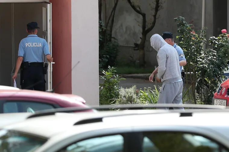 Po izlasku iz policijskog automobila, Kamenički je vidno &scaron;epao