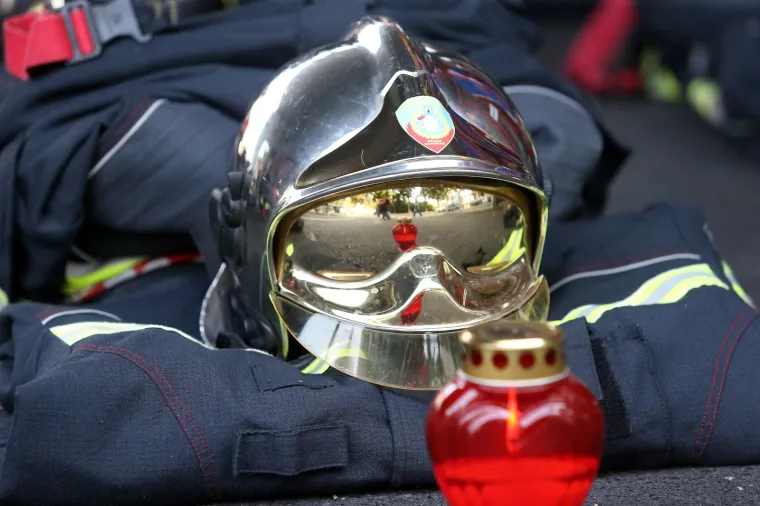 Zagrebački vatrogasci odali su počast svojim kolegama poginulim na Kornatima. Ispred vatrogasnog vozila posložili su 12 kompleta vatrogasne opreme.