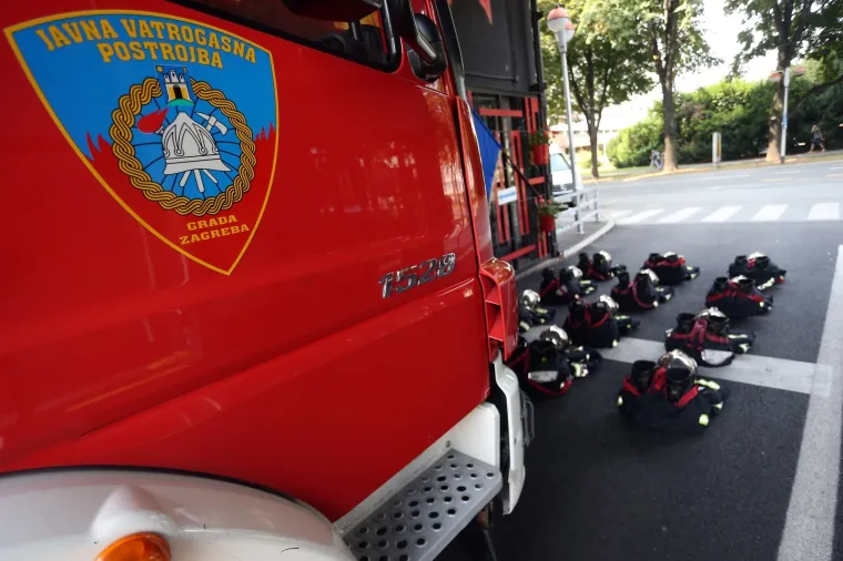 Zagrebački vatrogasci odali su počast svojim kolegama poginulim na Kornatima. Ispred vatrogasnog vozila posložili su 12 kompleta vatrogasne opreme.