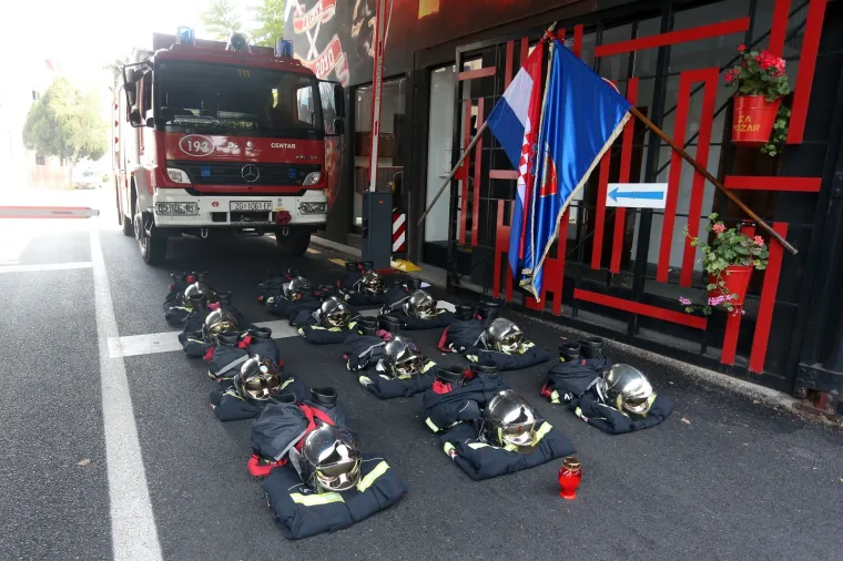 Zagrebački vatrogasci odali su počast svojim kolegama poginulim na Kornatima. Ispred vatrogasnog vozila posložili su 12 kompleta vatrogasne opreme.