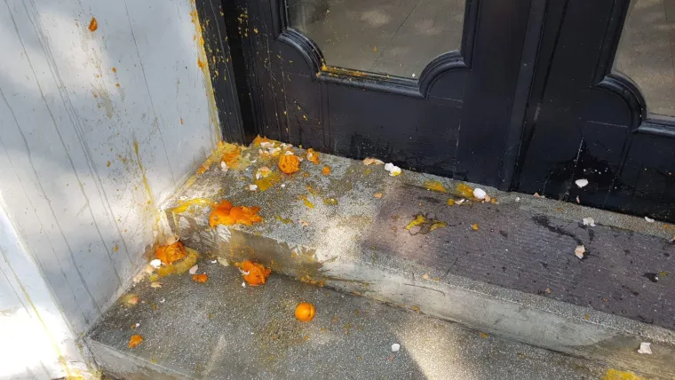 Policija odvela članove Slobodne Hrvatske: Središnjicu HDZ-a izgađali jajima