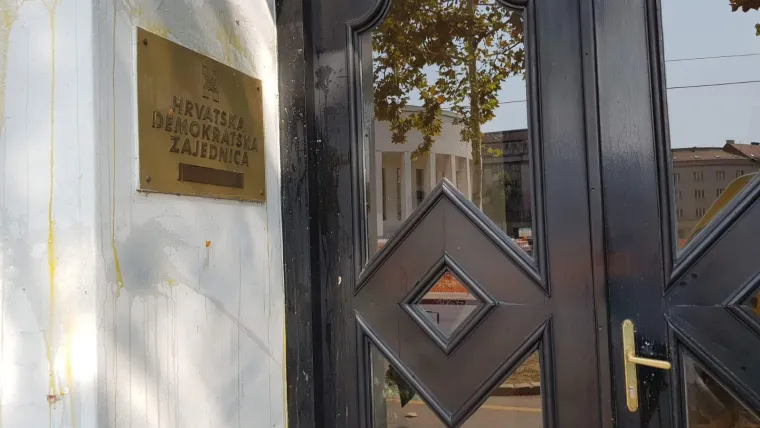 Policija odvela članove Slobodne Hrvatske: Središnjicu HDZ-a izgađali jajima