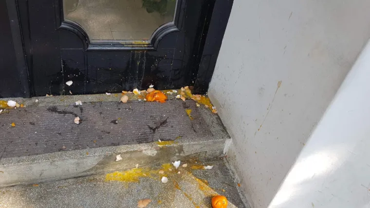 Policija odvela članove Slobodne Hrvatske: Središnjicu HDZ-a izgađali jajima