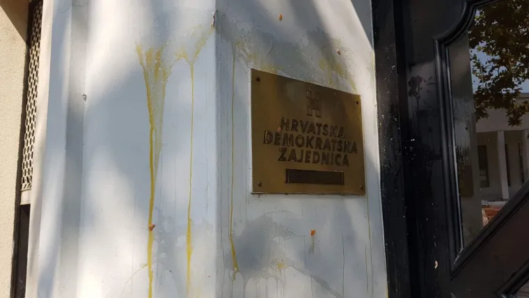 Policija odvela članove Slobodne Hrvatske: Središnjicu HDZ-a izgađali jajima