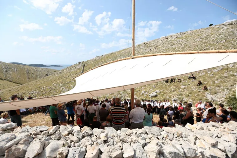 Na otoku Kornatu obilježena je 11. obljetnica stradanja 12 vatrogasaca iz &Scaron;ibenika, Vodica i Tisnog.