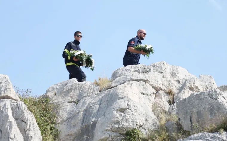 Na otoku Kornatu obilježena je 11. obljetnica stradanja 12 vatrogasaca iz &Scaron;ibenika, Vodica i Tisnog.