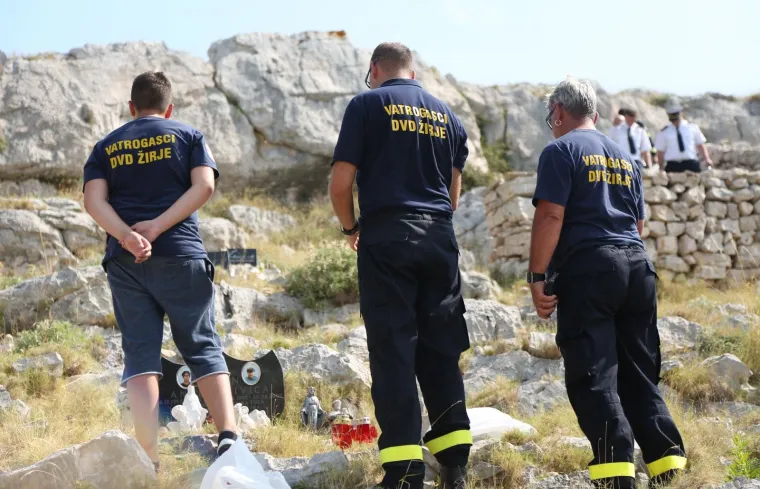 Na otoku Kornatu obilježena je 11. obljetnica stradanja 12 vatrogasaca iz &Scaron;ibenika, Vodica i Tisnog.