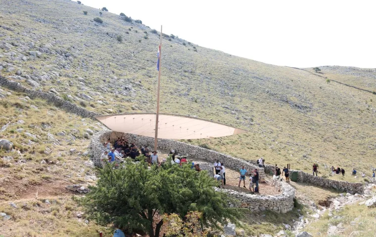Na otoku Kornatu obilježena je 11. obljetnica stradanja 12 vatrogasaca iz &Scaron;ibenika, Vodica i Tisnog.