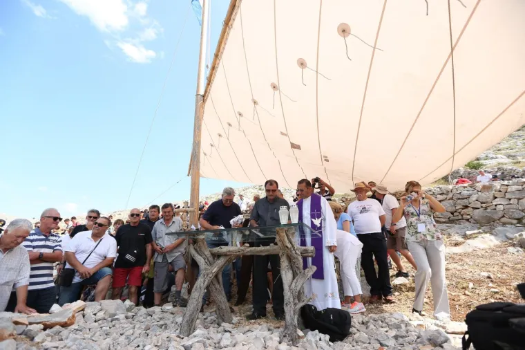 Na otoku Kornatu obilježena je 11. obljetnica stradanja 12 vatrogasaca iz &Scaron;ibenika, Vodica i Tisnog.