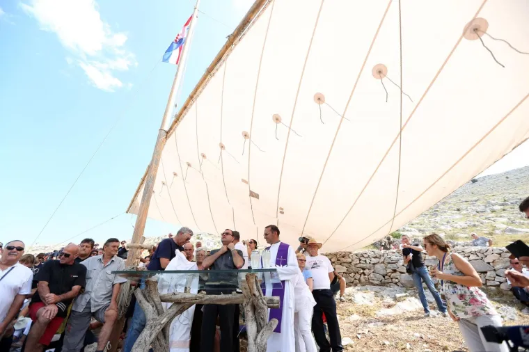 Na otoku Kornatu obilježena je 11. obljetnica stradanja 12 vatrogasaca iz &Scaron;ibenika, Vodica i Tisnog.