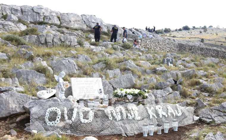 Na otoku Kornatu obilježena je 11. obljetnica stradanja 12 vatrogasaca iz &Scaron;ibenika, Vodica i Tisnog.