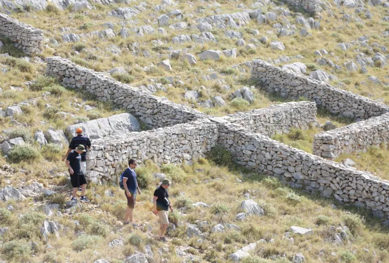 Na otoku Kornatu obilježena je 11. obljetnica stradanja 12 vatrogasaca iz &Scaron;ibenika, Vodica i Tisnog.
