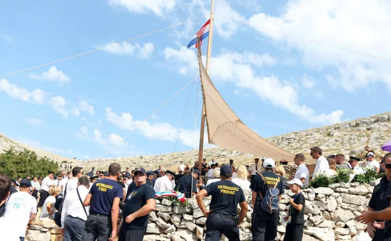 Na otoku Kornatu obilježena je 11. obljetnica stradanja 12 vatrogasaca iz &Scaron;ibenika, Vodica i Tisnog.