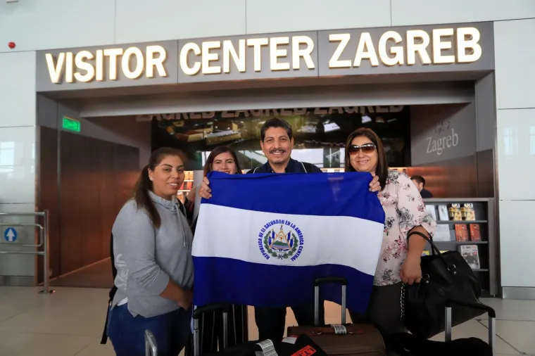31.08.2018., Zagreb - Dolazak fotoreportera AFP-a Yurija Corteza s obitelji. Hrvatska turisticka zajednica pozvala ga je na odmor nakon sto su ga na Svjetskom nogometnom prvenstvu u Rusiji nogometasi Hrvatske u slavlju srusili sa stolca te ga grlili i ljubili.Photo: Slavko Midzor/PIXSELL
