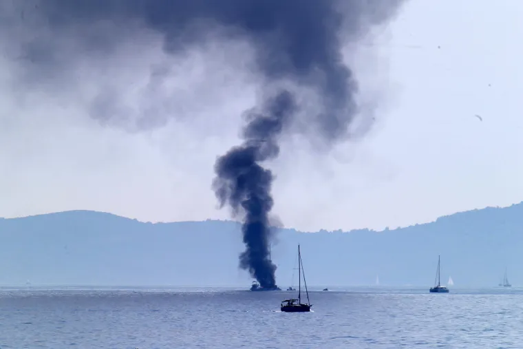 Požar na brodu u Bračkom kanalu