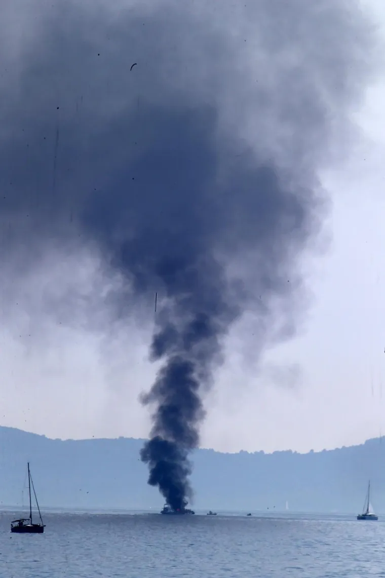 Požar na brodu u splitskom kanalu