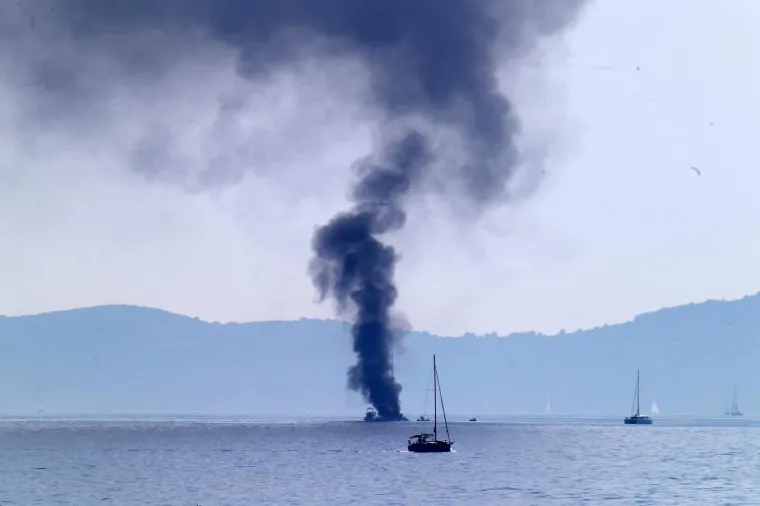 Požar na brodu u splitskom kanalu