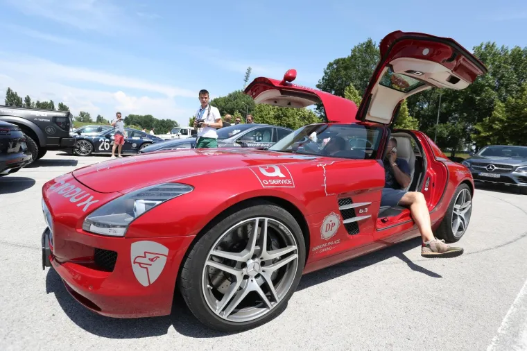 HRVATSKA ZLATNA MLADEŽ: Utjecajni sponzori, lijepe djevojke i brzi auti