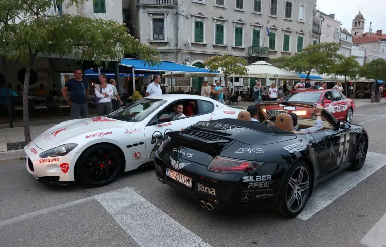 HRVATSKA ZLATNA MLADEŽ: Utjecajni sponzori, lijepe djevojke i brzi auti