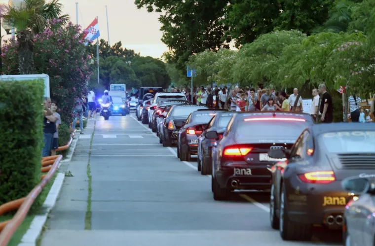 HRVATSKA ZLATNA MLADEŽ: Utjecajni sponzori, lijepe djevojke i brzi auti