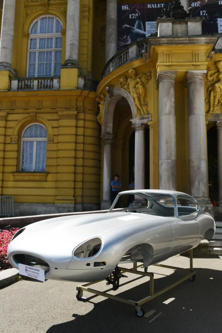 Jedan od auta na Pink Wingu